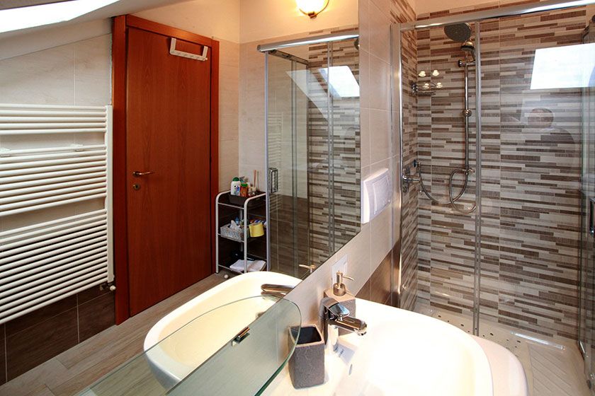Квартира Маргарита Бергамо - современная ванная комната с подвесной сантехникой